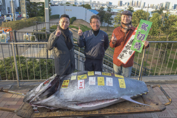 マグロの初競りは1億円超