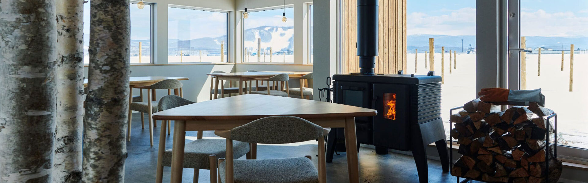 北海道東川町に ワインオーベルジュがオープン！ 「北海道のワインと料理にひたる旅。」をコンセプトに、レストランで料理と日替わりで数十種類の北海道のワインを楽しみ、そのままゆっくりと眠りにつくことができる。 https://eatrans.jp/?p=775 北海道東川町にワインオーベルジュ「東川PERICAN」がグランドオープン！