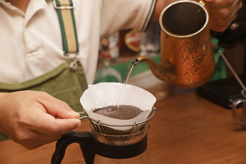 遠藤昭平さんがドリップするコーヒー
