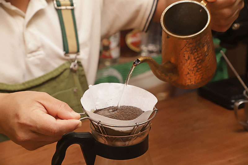 コーヒーをドリップする遠藤昭平さん