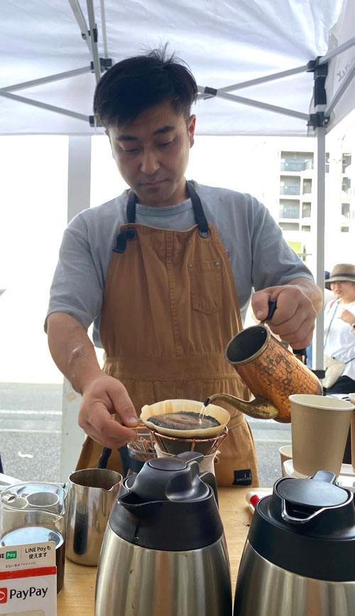 コーヒーを淹れる遠藤昭平さん