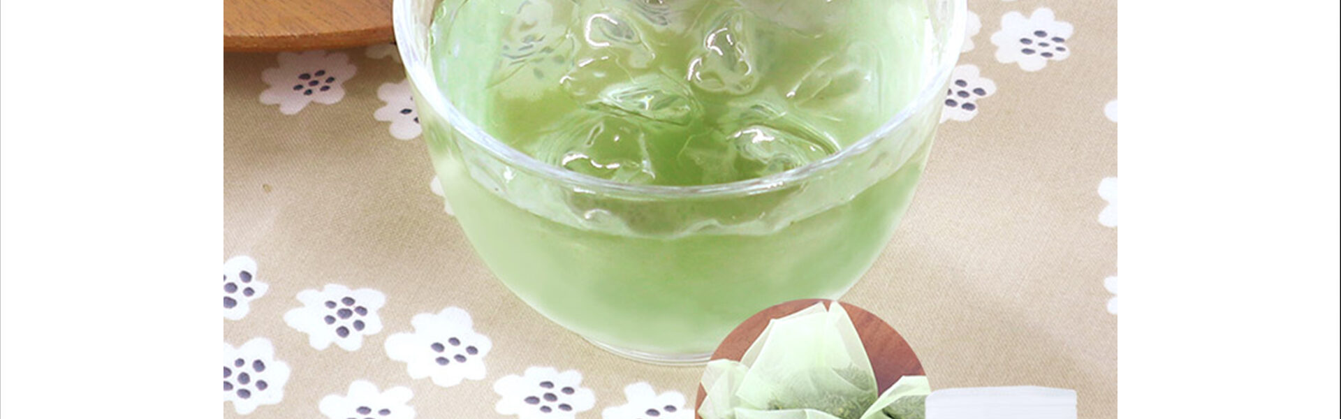 巣鴨のお茶屋さん山年園のネットショップにて、静岡県産の「深蒸し茶」に山梨県産の白桃をブレンドした「水出しもも冷茶」が発売開始！