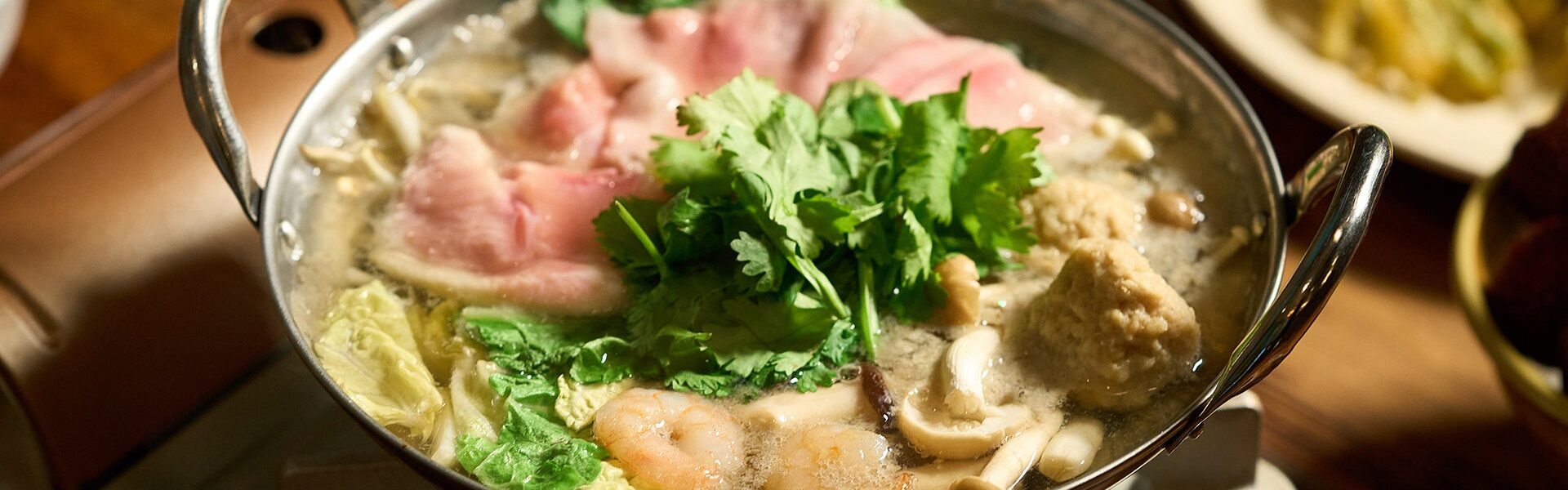 新宿駅から徒歩１分の「新宿ランブータン」で「タイスキしゃぶしゃぶ鍋食べ放題プラン」がスタート！夏の“PEACH & RESORT”のシグネイチャーカクテルも！