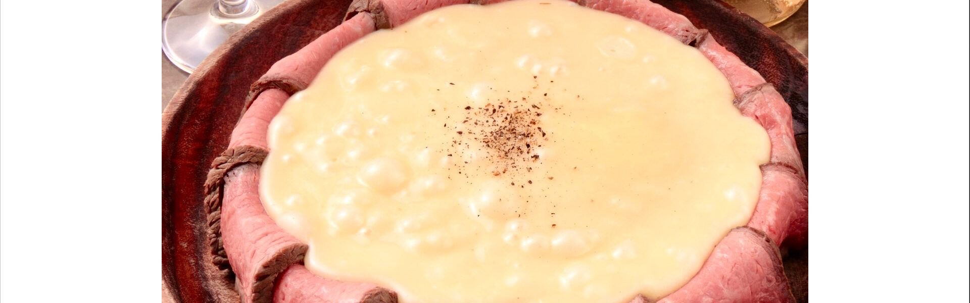 新宿・歌舞伎町の「シカゴピザ&スフレオムレツMeat&Cheese Ark 2nd」で、厚みのある生地とたっぷりのチーズが特徴のシカゴピザに北海道産サーロイン肉をふんだんに使った背徳グルメが復活!