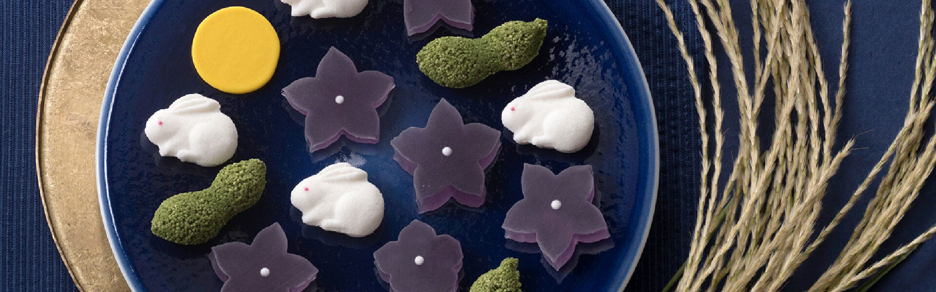 ほっこりできる十五夜の和菓子 鶴屋吉信では、中秋の名月にあわせてお月見にちなんだ和菓子を店頭販売中！