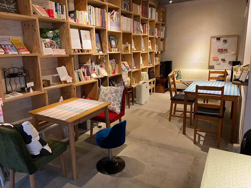 オシャレなカフェのような内装