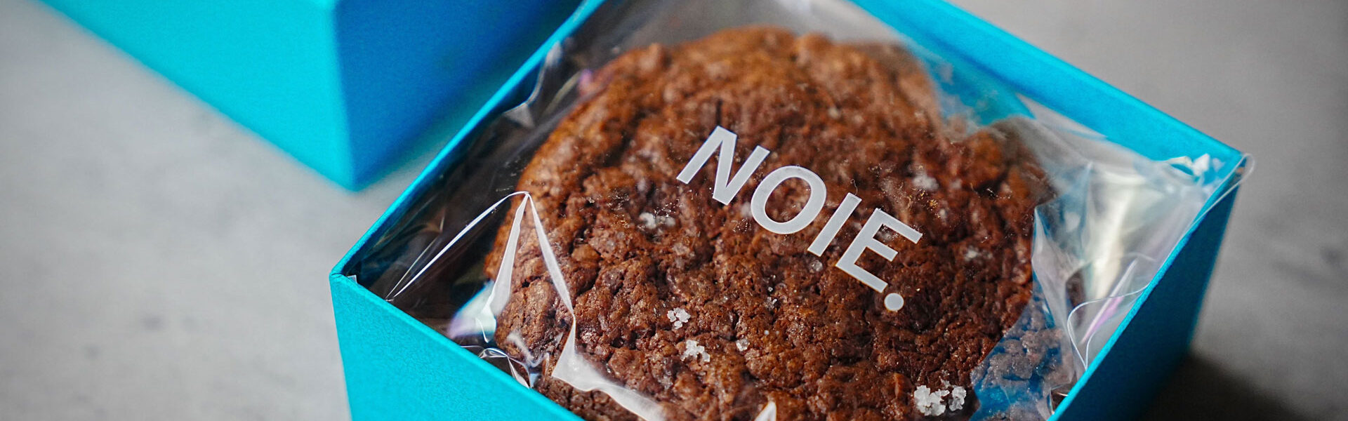 地域特産品を活かしたオリジナル商品を販売するECショップNOIE.にて、SNSの総フォロワー数が230万人を超える人気シェフGeorge（ジョージ）が手掛ける「能登塩のリッチチョコクッキー」が新発売！