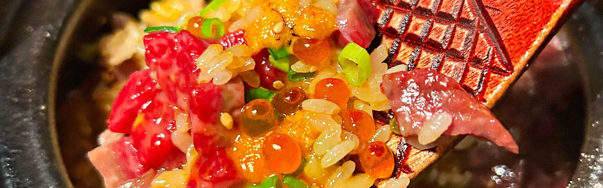 旅館をコンセプトにした焼肉屋「錦糸町焼肉 才色兼備」は、11月1日から30日まで人気の逸品や贅沢な土鍋ご飯などを詰め込んだ「4周年記念特別コース」を期間限定で提供！