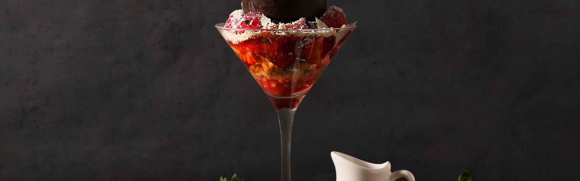 東京・恵比寿のフレンチビストロ「TOOTH TOOTH TOKYO」は、ディナータイム限定のあまおう苺をふんだんに使ったこの冬の特別なパフェ「パルフェティラミスブラン」を12月9日より期間限定で提供！