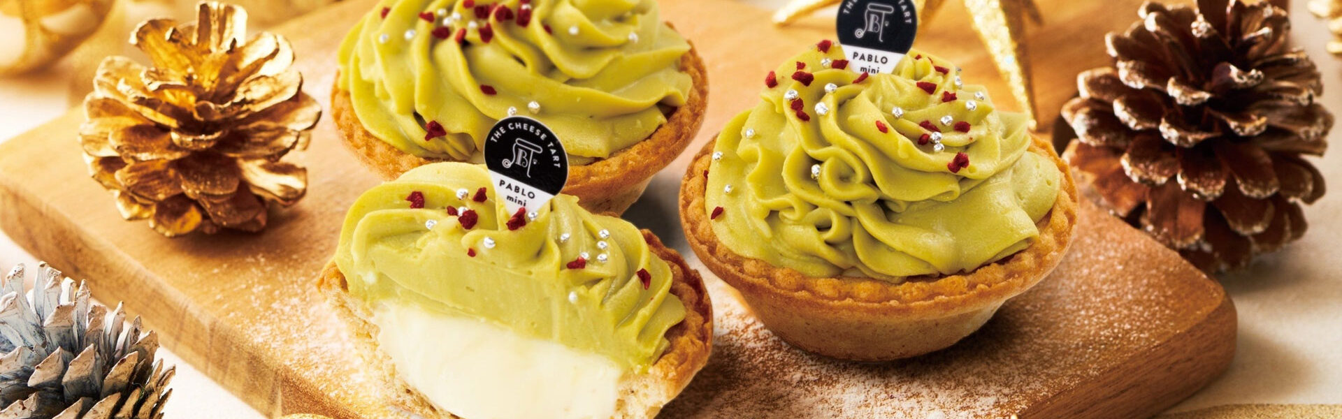 「焼きたてチーズタルト専門店PABLO」は、クリスマスツリー仕様の手のひらサイズの小さなチーズタルト「PABLO mini 贅沢ピスタチオ」をクリスマスまでの期間限定で販売！