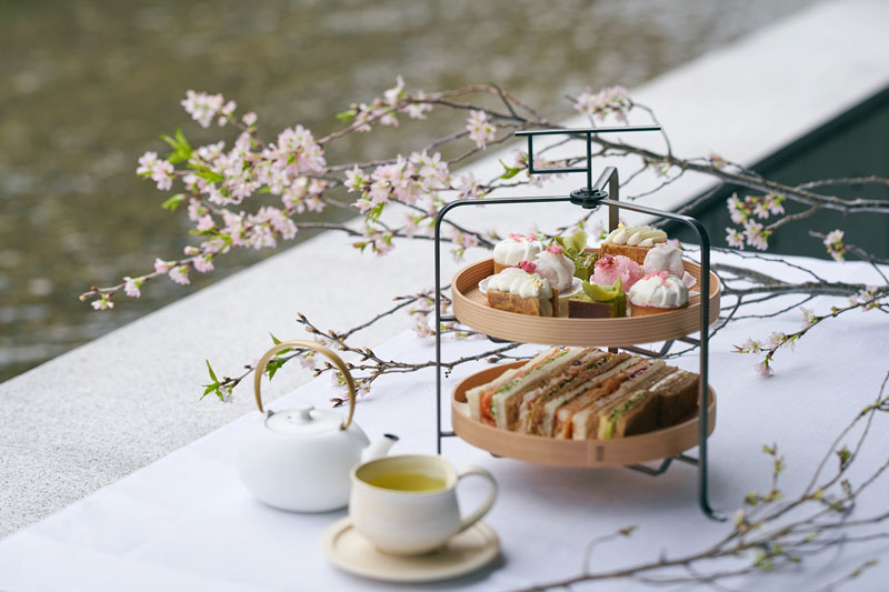 祇園白川に佇むラグジュアリーブティックホテル「The Shinmonzen」では、春の桜がテーマのアフタヌーンティーがスタート