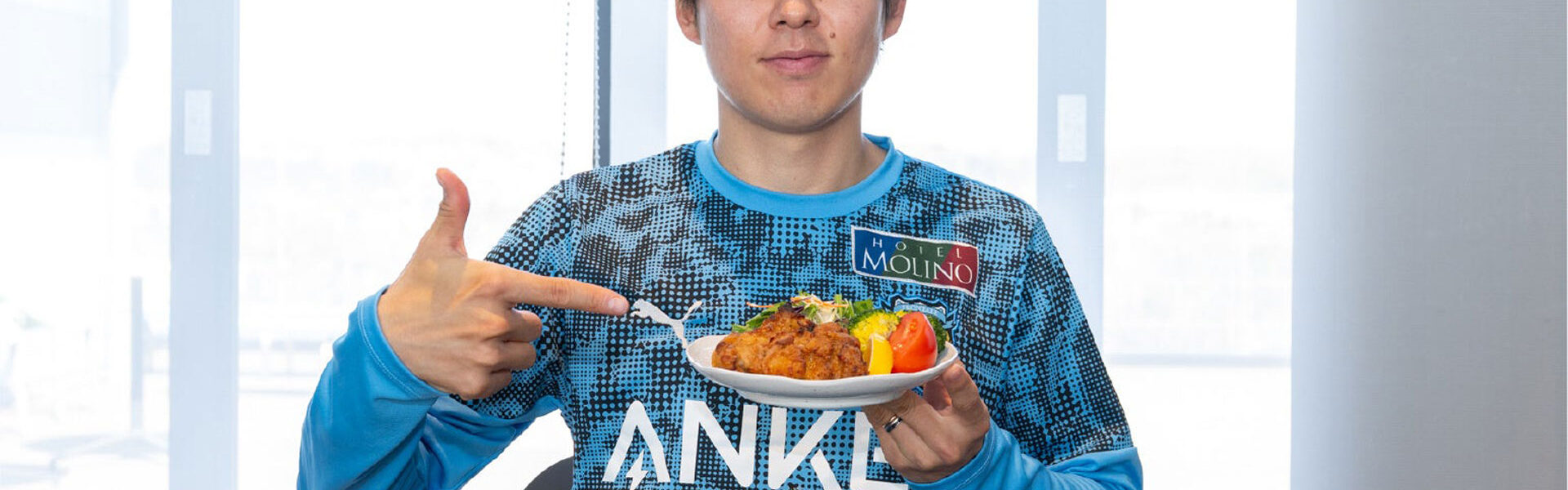 エバラ食品は、川崎フロンターレとコラボし、チーム公式カフェ「FRO CAFE」にて「黄金の味」を使用した料理を提供！