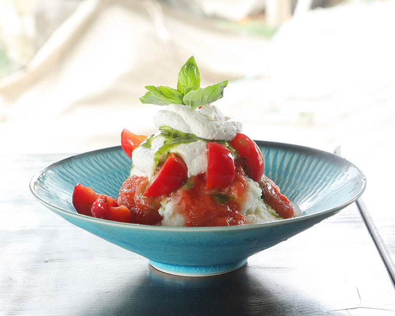 創作漬物 河村屋 浅草店の米麹入りかき氷「トマト・カプレーゼ」