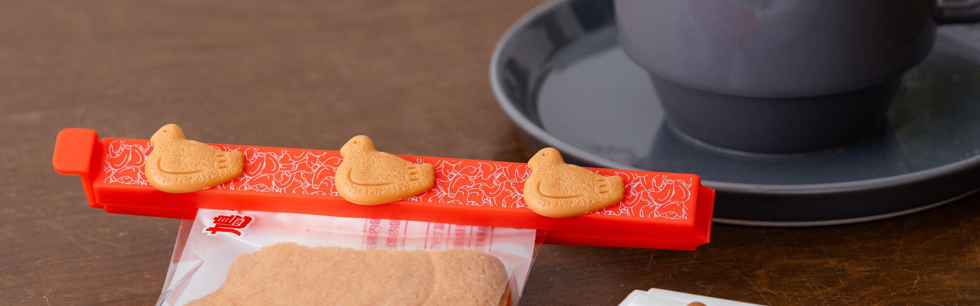 豊島屋は、鳩の日限定商品として鳩サブレーと「袋留めクリップ」「ジッパーバック（2種）」がセットになった「Keep Your はぁと」を販売！