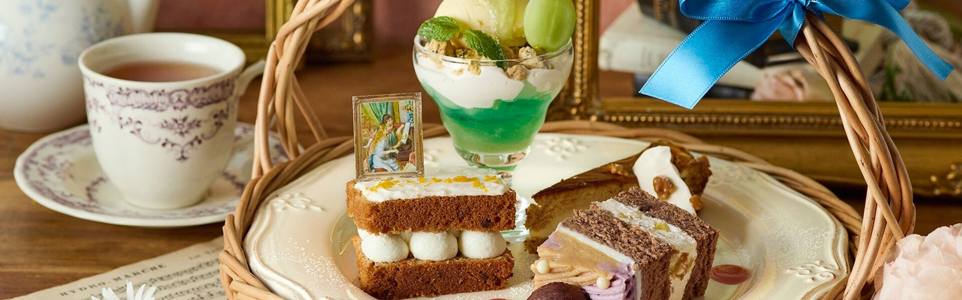 アフタヌーンティーティールームに国立西洋美術館で開催される「オルセー美術館所蔵 印象派―室内をめぐる物語」にあわせて、ルノワール「ピアノを弾く少女たち」の世界観をイメージしたスペシャルアフタルーンティーセットが10月1日より登場！