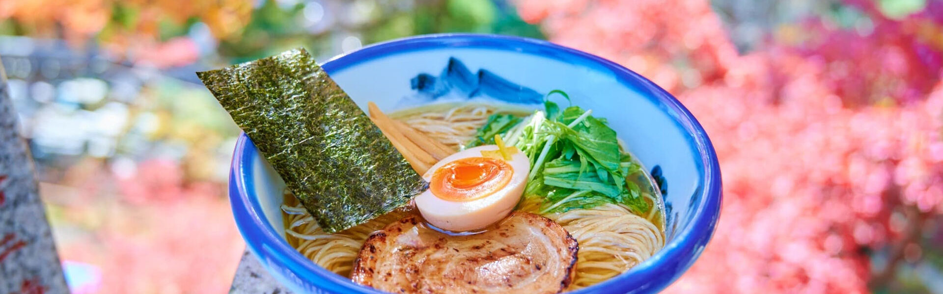 「らーめん AFURI」と「ZUND-BAR」は、紅葉シーズンを迎える神奈川県の大山阿夫利神社の下社参集殿にて、期間限定・出張店舗を営業！