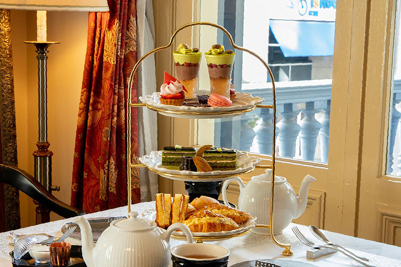 神戸旧居留地の洋館サロン「Salon15 TOOTH TOOTH 旧神戸居留地十五番館」より、苺やピスタチオをあしらったアフタヌーンティーセットがスタート